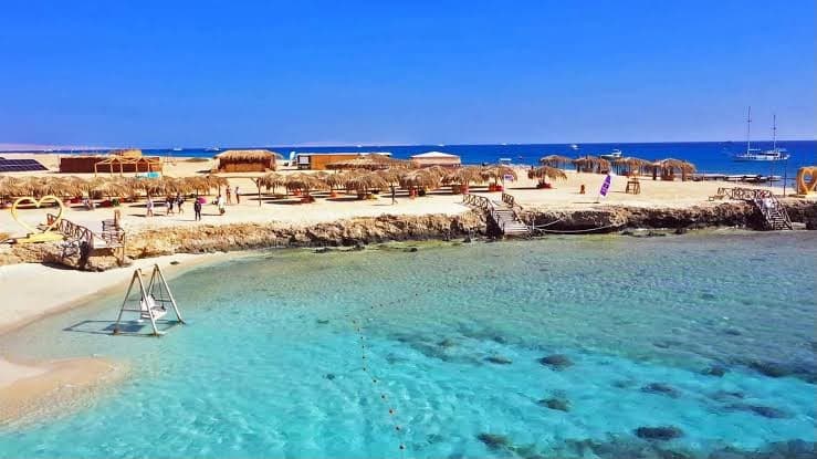 بحيرة فيروزية ومظلات شاطئ في جزيرة مجاويش قبالة الغردقة