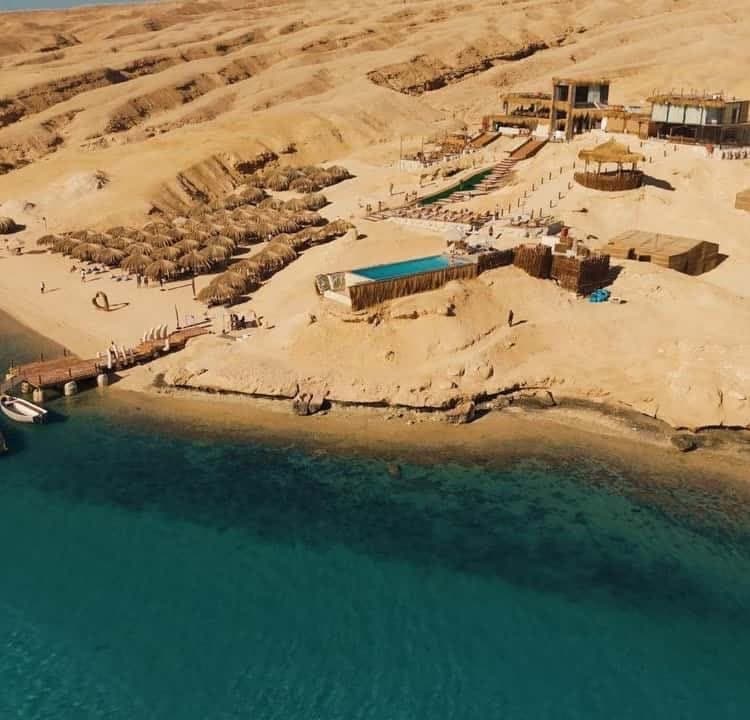 منظر جوي لمخيم شاطئ جزيرة أوزيريا فوق البحر الفيروزي