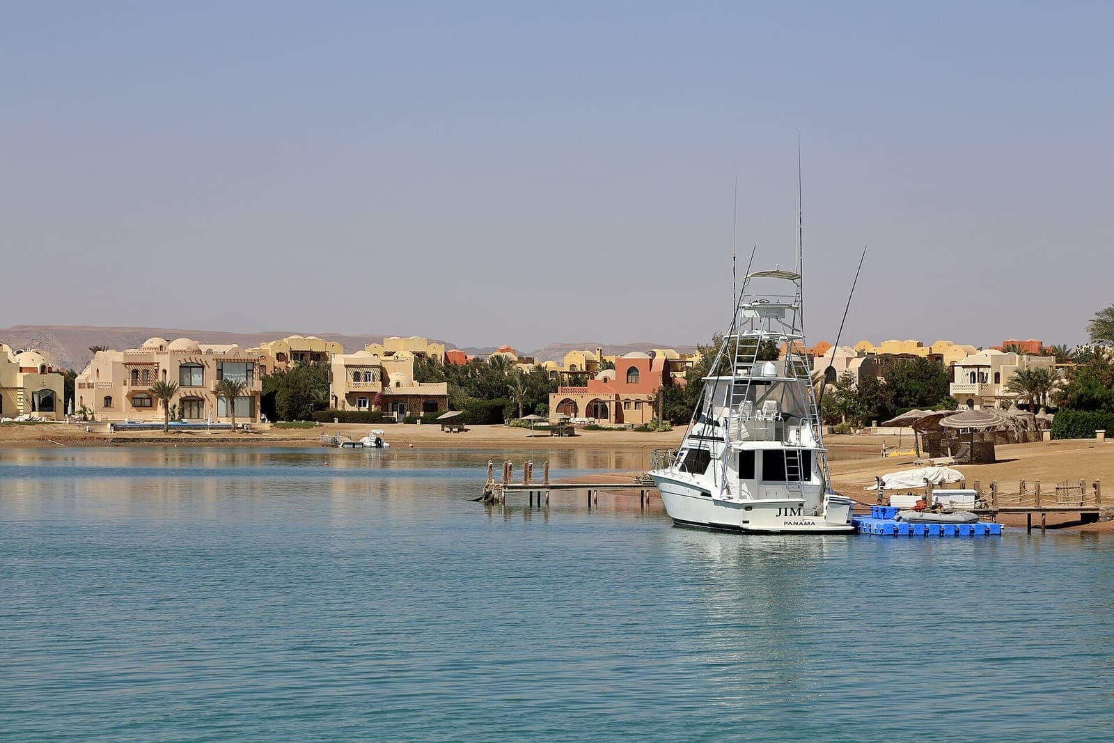 بحيرة وقوارب في الجونة