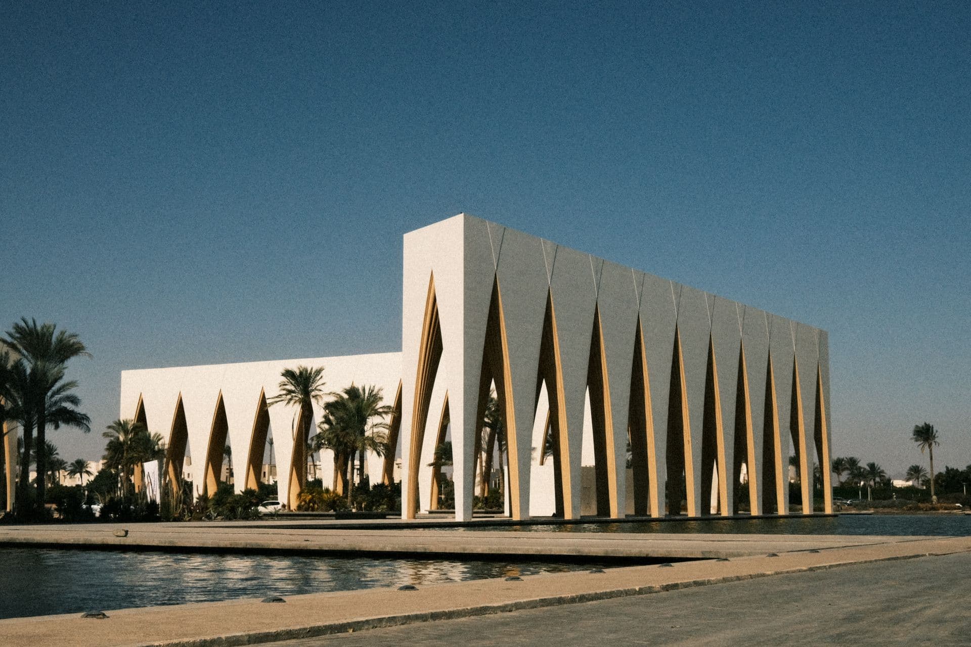 عمارة الواجهة البحرية الحديثة في الجونة شمال الغردقة
