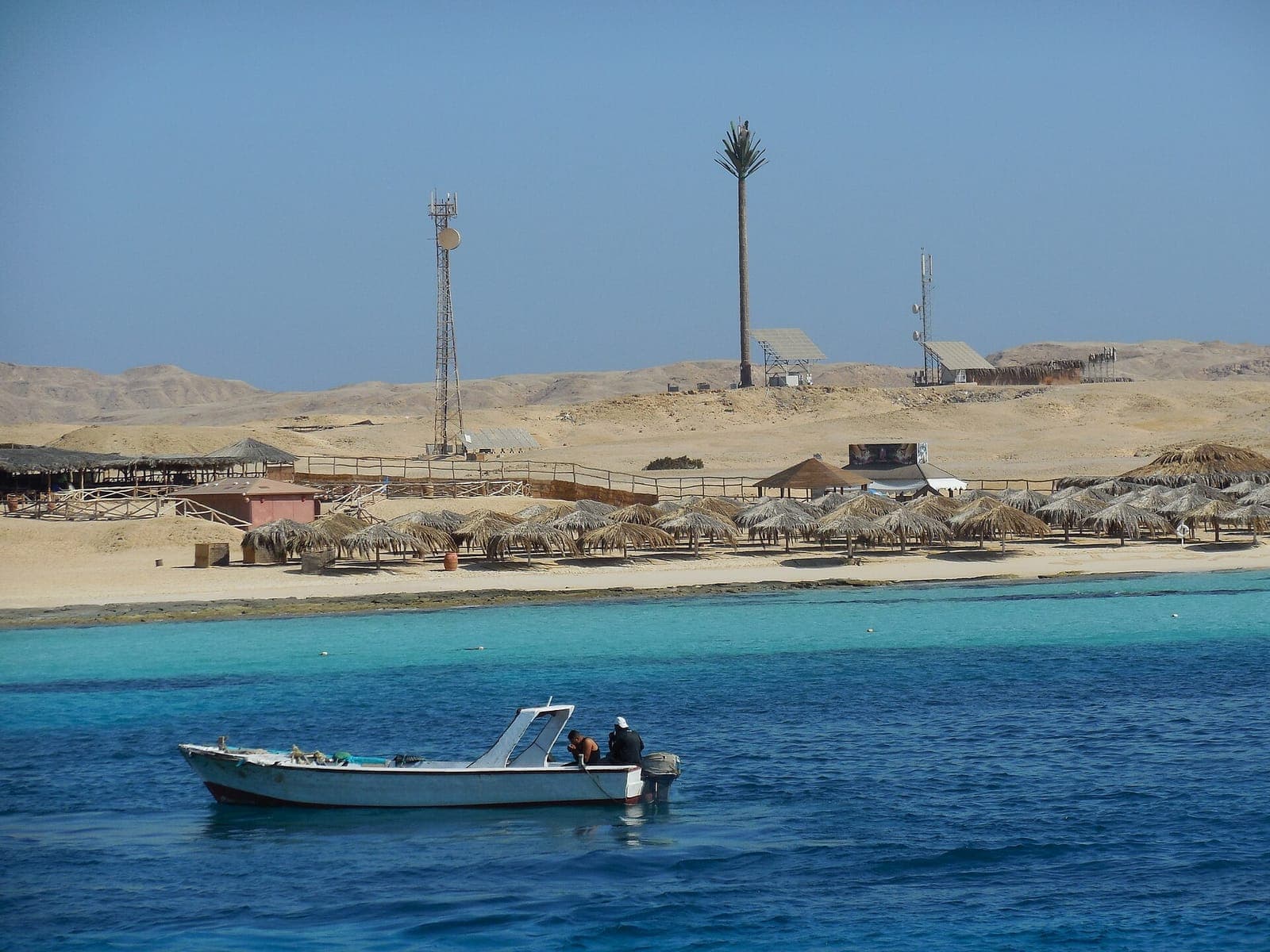 قوارب راسية قبالة جزيرة رملية منخفضة قرب الغردقة