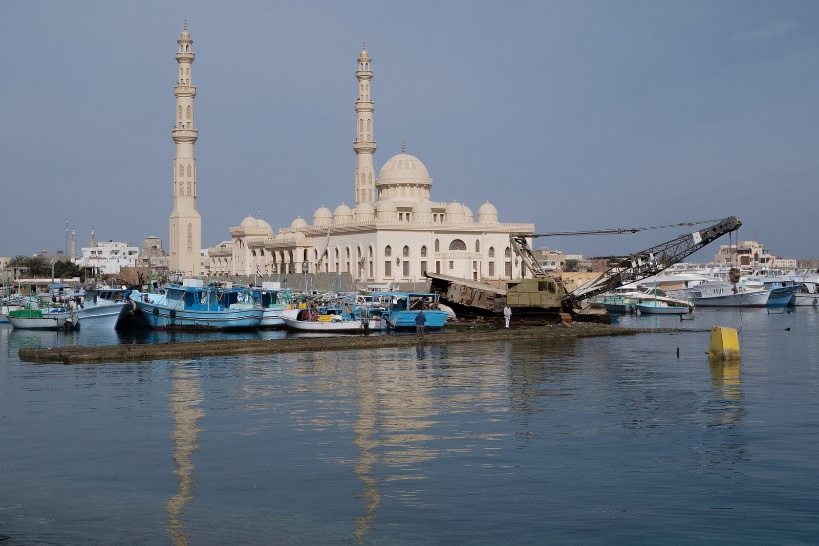 مسجد الميناء على واجهة الغردقة البحرية والقوارب في الميناء
