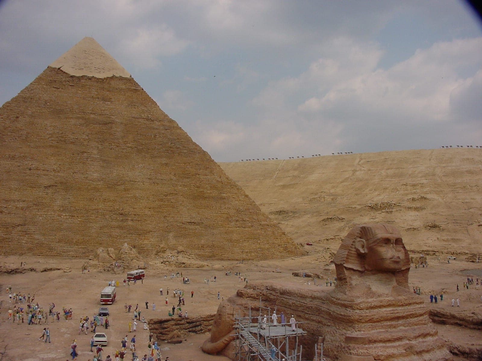 نموذج مصغّر لهرم مصري في حديقة مجسّمات