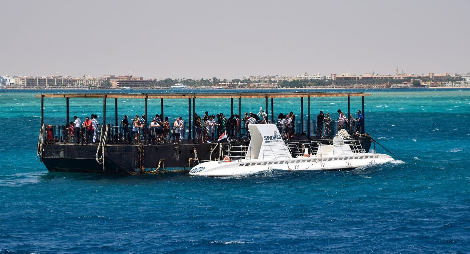 غواصة سندباد السياحية بجوار منصتها العائمة قبالة الغردقة