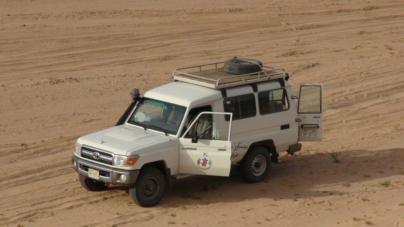 سيارة دفع رباعي في رحلة سفاري صحراوية خارج الغردقة